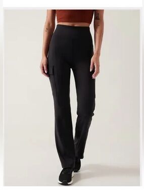 Athleta Delancey Straight Cargo Pants in Black Size Small